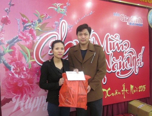 PV Quang Huy - đại diện Quỹ Vòng tay nhân ái trao tiền ủng hộ và quà tết cho mẹ bé Vũ Xuân Nghĩa