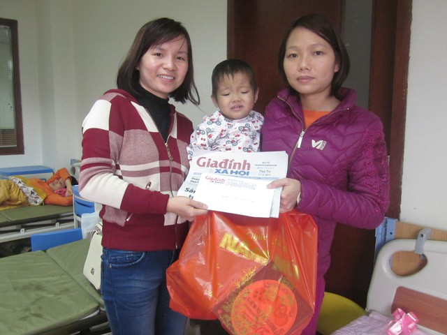 PV Phương Thuận - Đại diện quỹ Vòng tay nhân ái (Báo GD&XH) trao quà Tết và tiền đợt hai cho bé Tâm Đan