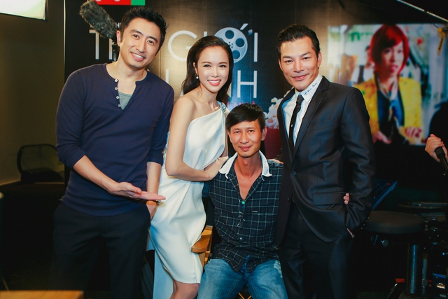 Các diễn viên và đạo diễn Nguyễn Phan Quang Bình (áo kẻ)