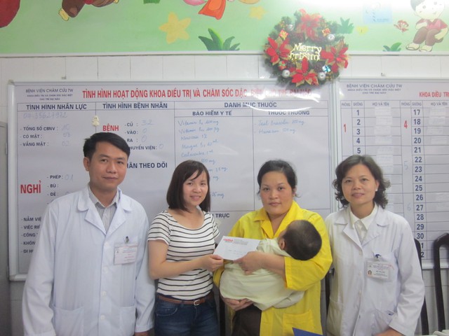 PV Phương Thuận - đại diện Quỹ Vòng tay nhân ái cùng các bác sỹ khoa Bại não trao quà cho bé Đức Thắng