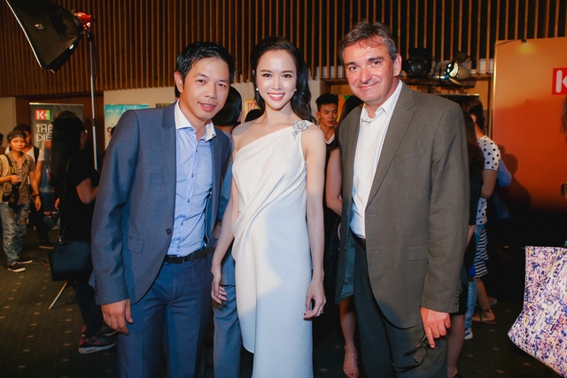 Diễn viên Thái Hòa (bên trái) chúc mừng vai diễn của Vũ Ngọc Anh