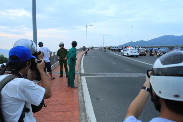 Phóng viên báo chí tác nghiệp tại hiện trường vụ tai nạn trên cầu Thuận Phước, Đà Nẵng. Ảnh Đức Hoàng
