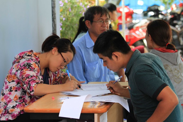 Tại Đại học Đà Nẵng việc rút, nộp hồ sơ diễn ra nhanh chóng, không có tình trạng vật vạ ngồi chờ. Ảnh Đức Hoàng