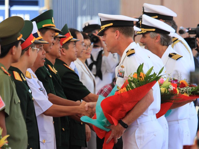 Lễ đón chính thức diễn ra ngay tại cầu cảng Tiên Sa vào lúc 10h ngày 17/8. Ảnh Đức Hoàng