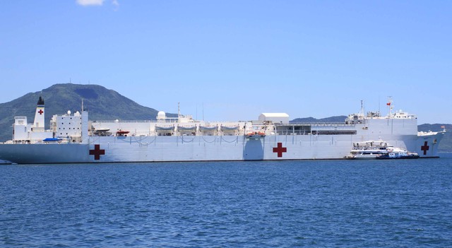 Tàu bệnh viện USNS Mercy (T-AH-19) neo ngoài Vịnh Đà Nẵng. Ảnh Đức Hoàng