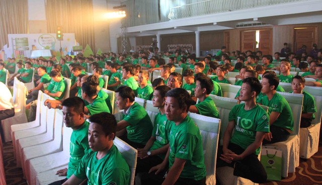 Hơn 500 tài xế taxi ở Đà Nẵng đang khai thác ứng dụng GrabTaxi tham gia “Ngày hội tri ân tài xế” vào sáng 25/8. Ảnh Đức Hoàng
