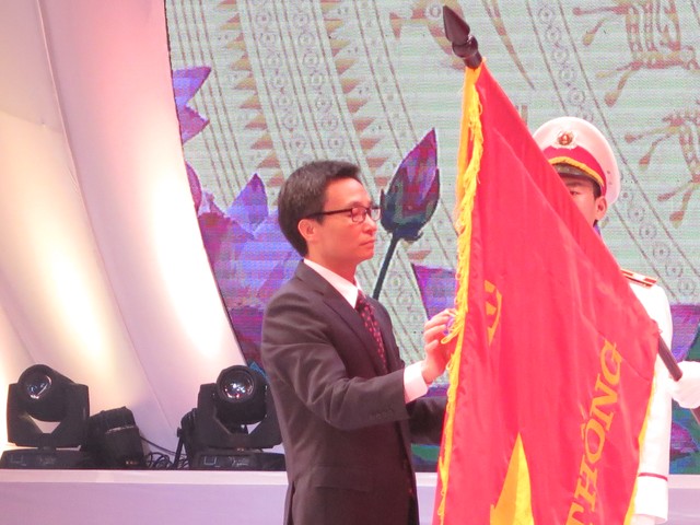 Phó Thủ tướng cài Huân chương lên Cờ truyền thống
