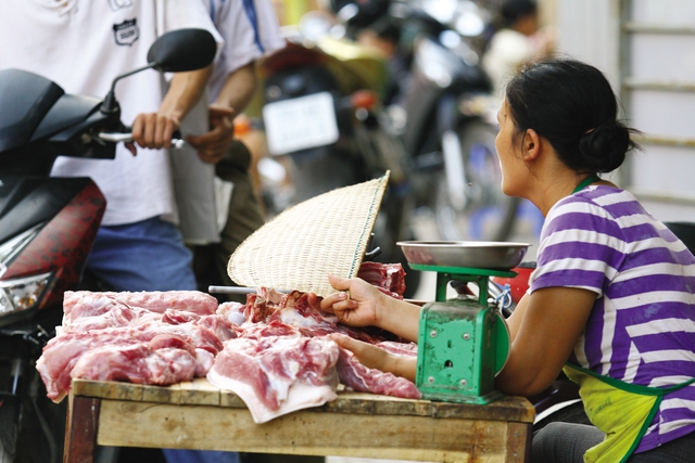 Người tiêu dùng khó có thể phân biệt được thịt lợn sạch, bẩn khi đã bị xẻ thành những miếng nhỏ. 	Ảnh: Chí Cường