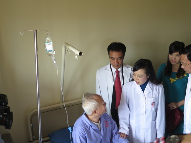 Bộ trưởng Bộ Y tế đến thăm các bệnh nhân đang điều tị tại Trung tâm