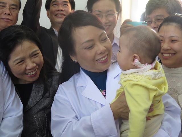Bộ trưởng Bộ Y tế luôn quan tâm đến các em nhỏ