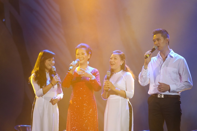 Hình ảnh Khánh Ly hát trong đêm nhạc năm ngoái tại Hà Nội.