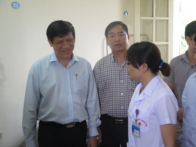 Thứ trưởng Nguyễn Thanh Long trò chuyện về tâm tư của các nhân viên y tế bệnh viện Bắc Thăng Long trong việc đối phó với dịch bệnh