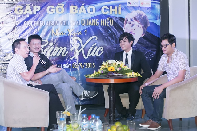 Ca sỹ Quang Hiếu và nhạc sỹ Thanh Bình (bên phải) trong buổi ra mắt album Nhạc xưa.