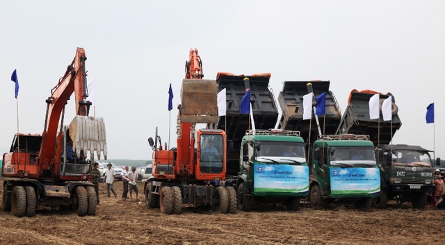 Các phương tiện tham gia thi công ngay sau Lễ động thổ tổ hợp các trang trại bò sữa công nghệ cao Vinamilk