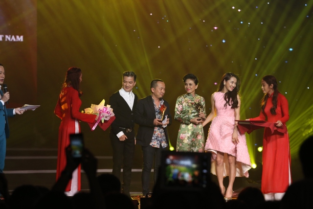 Nhạc sĩ Quốc Trung với giải Âm nhạc xuất sắc trong phim Sống cùng lịch sử