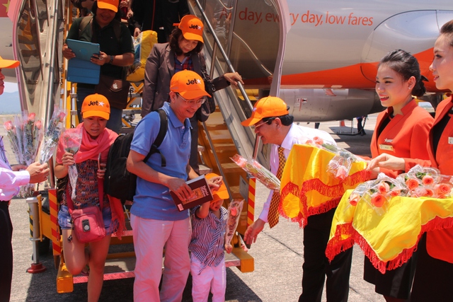 Tặng hoa cho hàng trăm hành khách chuyến bay BL228 từ sân bay Tân Sơn Nhất đã hạ cánh xuống sân bay Chu Lai sáng 19/5. Ảnh Đức Hoàng