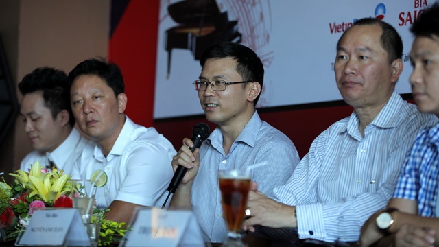 Ông Phạm Anh Tuấn- TBT Báo VietnamNet (giữa) phát biểu tại buổi họp báo Điều còn mãi