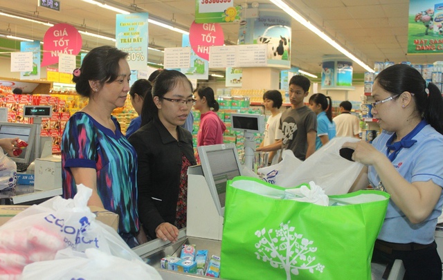 Hiện tại, hệ thống siêu thị của Csigon Co.op cũng đã sử dụng túi đựng hàng (màu xanh lá mạ) thân thiện với môi trường
