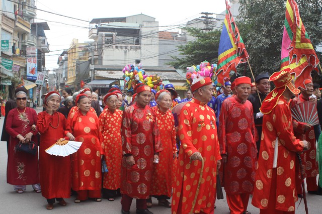 Các cụ bô lão trong làng đi ngay phía sau Long Đình