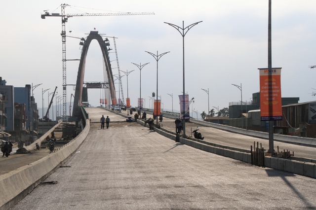 Công trình cầu vượt nút giao thông ngã ba Huế sẽ hoành thành và đưa vào sử dụng vào ngày 29/3/2015. Ảnh Đức Hoàng