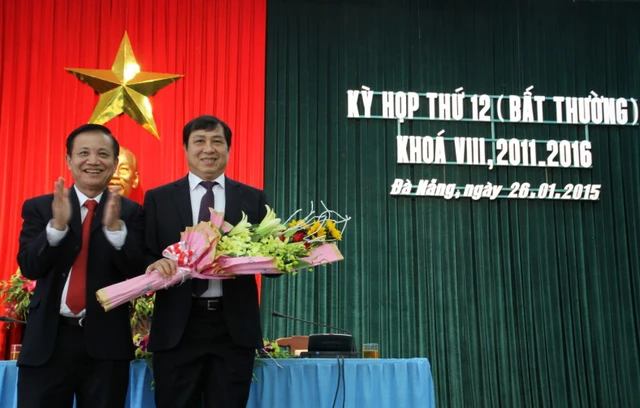 Bí thư Thành ủy Đà Nẵng Trần Thọ (bên trái) tặng hoa chúc mừng tân Chủ tịch UBND TP Đà Nẵng Huỳnh Đức Thơ. Ảnh Đức Hoàng