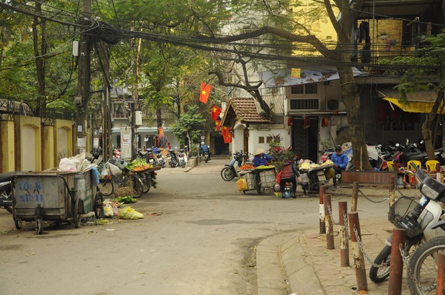 R&aacute;c thải giữa chỗ đi lại của người d&acirc;n sống gần một khu tập thể ở quận Thanh Xu&acirc;n