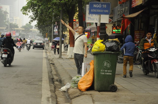 Th&ugrave;ng r&aacute;c &ldquo;qu&aacute; tải&rdquo; ph&iacute;a trước một cửa h&agrave;ng đồ ăn nhanh, đường Trần Duy Hưng
