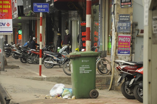 R&aacute;c tr&ecirc;n vỉa h&egrave; tại Phố Kim M&atilde;