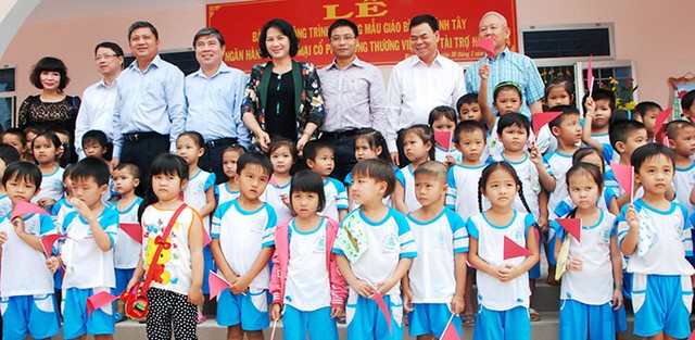 Các đại biểu chụp ảnh lưu niệm cùng thiếu nhi trường mẫu giáo Bình Khánh Tây.
