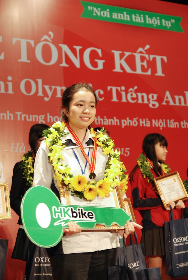 11. Thi sinh Nguyen Minh Huong duoc trao tang chiec xe dap dien HK Bike cho thi sinh co so diem cao nhat cuoc thi.jpg
