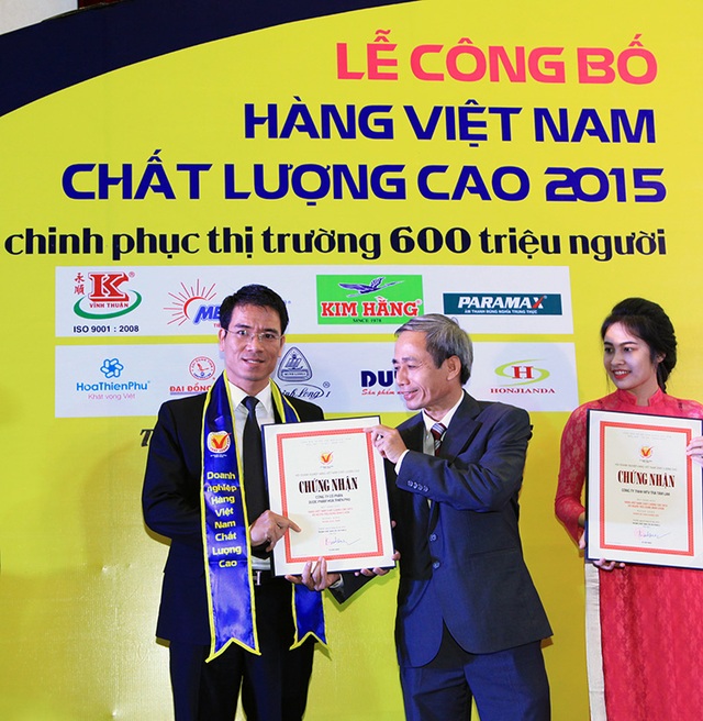 Ông Vũ Cao Thăng - Phó TGĐ Công ty Dược phẩm Hoa Thiên Phú lên nhận giải thưởng