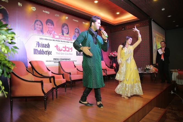 Trong lần gặp gỡ truyền thông và người hâm mộ, Smita Bansal và Avinash Mukherjee còn mang đến cho các fan món quà bất ngờ và món quà này đã khiến mọi người “đứng ngồi không yên” khi khoe chất giọng trầm ấm qua ca khúc chủ đề của bộ phim, tập cho các fan nói tiếng Ấn Độ.
