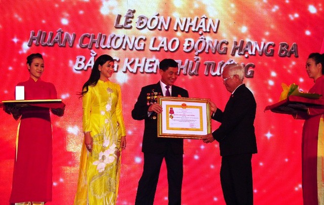 Chủ tịch UBND TPHCM Lê Hoàng Quân (phải) trao Huân chương Lao động hạng Ba đến ông Johnathan Hạnh Nguyễn.