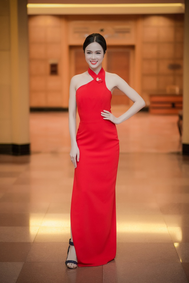 Top 5 Hoa hậu Vũ Ngọc Anh nổi bật trong sự kiện với thiết kế khoe làn da trắng sáng