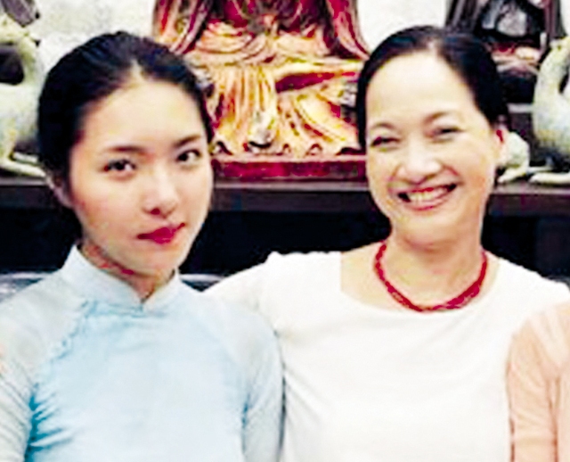NSND Lê Khanh (phải) và con gái Lam Khê.  Ảnh: LM