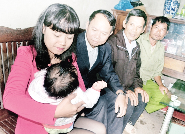 Bà Mai Thúy, trưởng phòng Gia đình, báo Gia đình & Xã hội đến thăm và trao quà cho bé Huyền Thanh (ở thôn Kim Húc, xã Hồng Đức, huyện Ninh Giang, tỉnh Hải Dương).