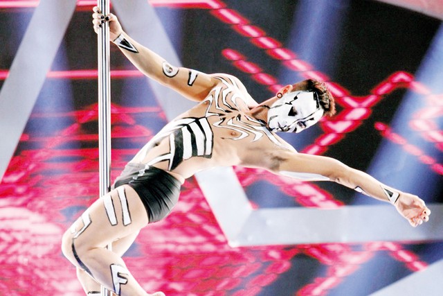 Mai Quốc Anh trong tiết mục múa cột ở đêm bán kết chương trình “Vietnams Got Talent” (ảnh nhân vật cung cấp).