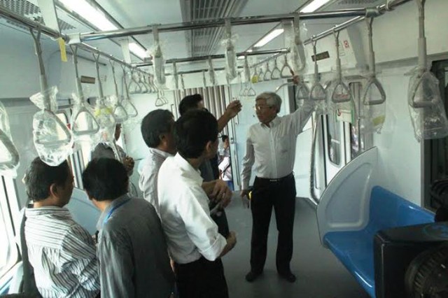 Tay vịn treo của mô hình tàu metro được nhận xét là quá cao so với tầm vóc trung bình của người Việt Nam