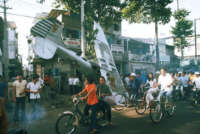 Ngay sáng 30/4/1975, khi một chiếc máy bay của Quân lực VNCH bị rơi trên đường Hồng Bàng (nay là đường An Dương Vương, quận 5), người dân đã đổ xô ra đường, bình thản đứng xem và chờ đợi một biến cố lớn trong cuộc đời mình...
