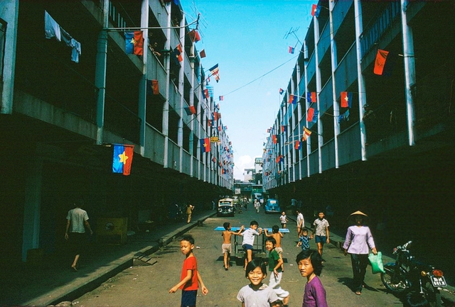 Ngay sau khi nghe Tổng thống Dương Văn Minh tuyên bố đầu hàng, như một điều kỳ diệu, cả chung cư Minh Mạng (nay là chung cư Nguyễn Thiện Thuật, quận 3) bỗng mọc lên một rừng cờ Giải phóng. Thời điểm này, trẻ em đang được nghỉ học, người lớn đang được ở nhà nên một người đã đổ ra đường đón Giải phóng