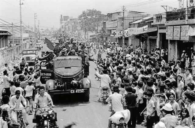 Ở khu vực ngã tư Bảy Hiền (nay là Lý Thường Kiệt và Cách Mạng Tháng Tám), người dân đã ào ra đường đón những chiếc xe quân sự đầu tiên của cách mạng còn nhuộm đỏ bụi đường, chở đầy các anh Giải phóng đang tiến vào khu vực trung tâm TP