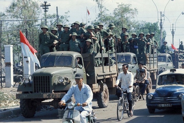 Đoàn xe chở các chiến sĩ Giải phóng quân đang tiến vào nội đô trên đường Phan Thanh Giản (nay là Điện Biên Phủ), giữa dòn người Sài Gòn đang lưu thông trên đường