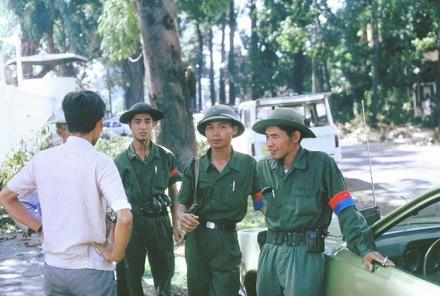 Các chiến sĩ Giải phóng, cũng như người nhà đi xa mới về, đi đâu cũng được sự tiếp đón nhiệt tình, lời chỉ dẫn thân thiện của người dân Sài Gòn trong bất cứ hoàn cảnh và địa điểm, thời gian nào
