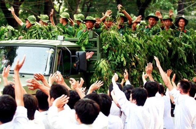 Học sinh sinh viên Sài Gòn với trang phục sơ mi, áo dài trắng cũng tự động đổ ra các ngả đường để chào đón đoàn quân Giải phóng. Các chiến sĩ Giải phóng, tiến về Sài Gòn trong khi mình vẫn mặc bộ quân phục đỏ bụi chiến trường và xe vẫn xanh màu lá nguỵ trang