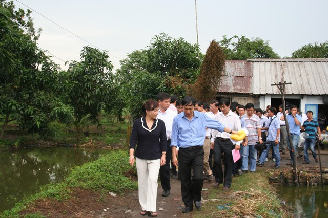 Bộ trưởng Y tế Nguyễn Thị Kim Tiến thăm hỏi một gia đình có trẻ không may tử vong vì tiêu chảy cấp do thiếu nước sinh hoạt đạt chuẩn tại xã Lê Minh Xuân, Bình Chánh hồi tháng 7/2014.