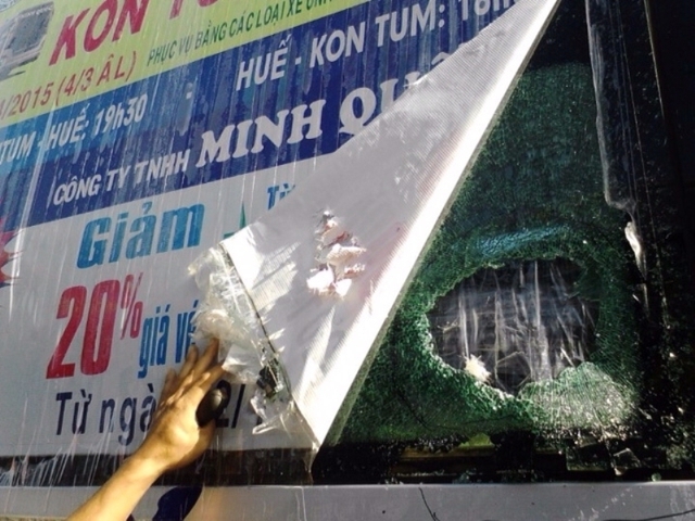 Hòn đá ném làm bể kính nhà xe Minh Quốc, khiến nạn nhân Phương Uyên phải nhập viện vì bị thương ở vùng giác mạc mắt