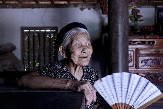 Nghệ nhân dân gian Nguyễn Thị Tam (90 tuổi) làng Kim Liên, Nam Đàn, Nghệ An