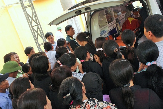 Vừa thấy xe chở tro cốt liệt sỹ Nguyễn Anh Tú, tất cả người thân bật khóc