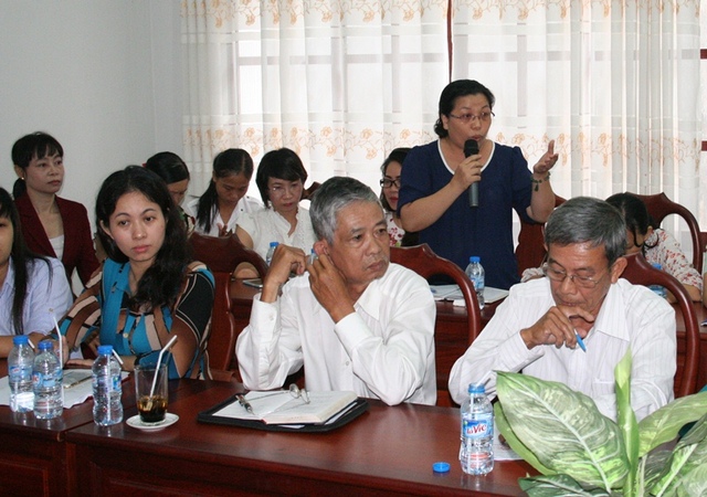 Cán bộ dân số tuyến cơ sở tại TP.Biên Hòa trình bày mong ước, nguyện vọng đủ thời gian để hoàn thành nhiệm vụ dân số, đồng thời không phải chịu cảnh một thân hai chủ như hiện nay.