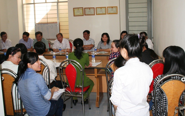 Cán bộ dân số tuyến cơ sở tại H. Hòa Thành, Tây Ninh chia sẻ tâm tư, nguyện vọng cùng đoàn công tác.